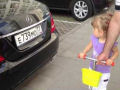 Esta garotinha de 2 anos conhece mais marcas de carro do que você