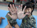 Jardim de infância militar endurece pré-escolares com técnicas de fusileiros navais