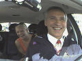 O premiê norueguês vira taxista por um dia como parte de sua campanha
