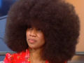 Conheça Aevin Dugas, a orgulhosa dona do maior penteado afro do mundo