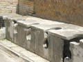 Os perigos de utilizar os banheiros públicos na antiga Roma