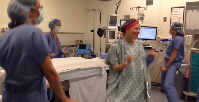 Mulher valente enfrenta sua mastectomia dupla com um flashmob na sala de cirurgia