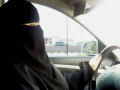 Ativista social árabe canta a favor do direito da mulher a dirigir