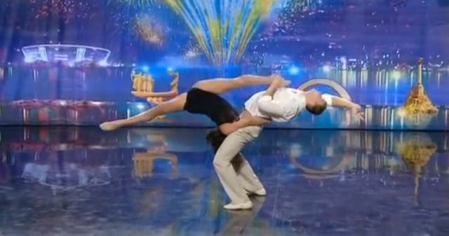 Número de dança no Got Talent da Ucrânia leva o amor e confiança a outro nível