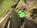 Homem desce perigosa rodovia de costas na sua bicicleta