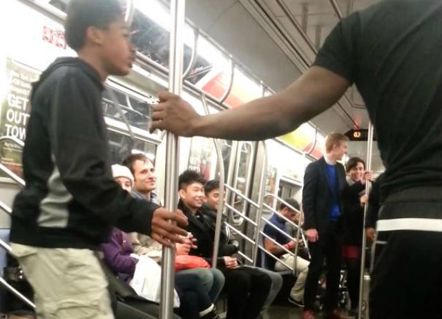 Pole dancing no metrô... e não é o que você está imaginando