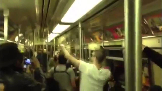 Dois estranhos têm uma jam session de saxofone no metrô