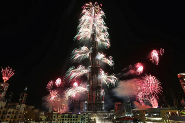 Dubai recebeu o Ano Novo quebrando recorde de fogos de artifício
