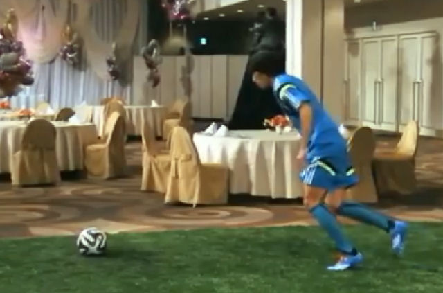 Jogador japonês de futebol acerta decoração no topo do bolo de casamento com uma cobrança de falta