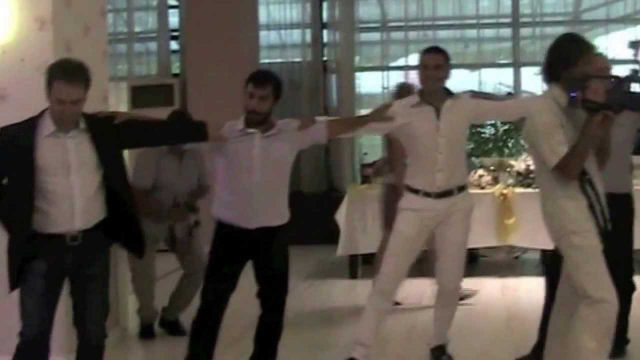 Casamento búlgaro: todos dançando como se não houvesse ninguém olhando