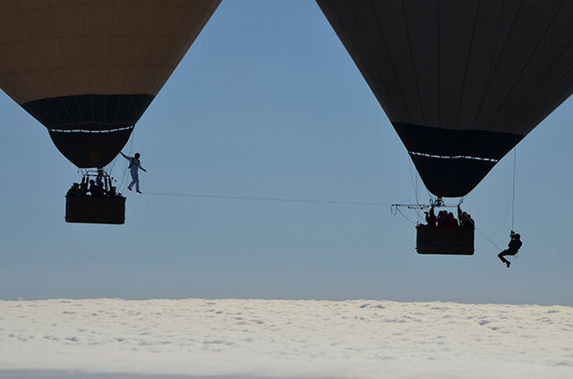 Atravessando uma corda bamba entre 2 balões a 600 metros de altura