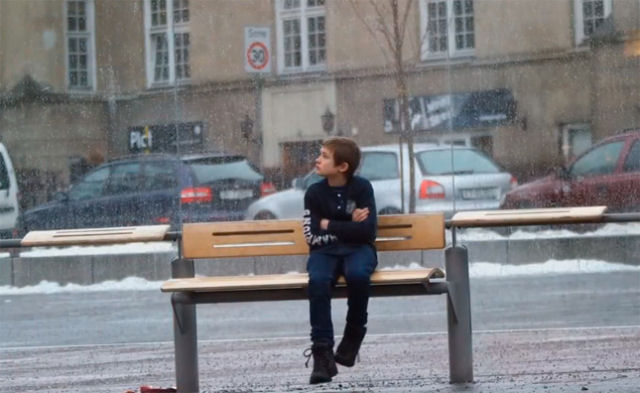 Reação de cidadãos noruegueses ao ver um garoto sem jaqueta tremendo de frio na rua