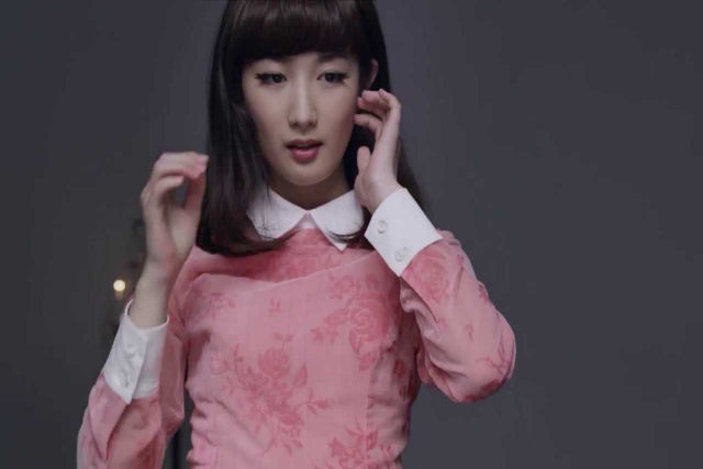 Bela atriz japonesa quebra telhas com a cabeça em comercial
