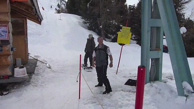 Snowboarder versus teleférico