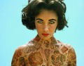 Artista reimagina celebridades completamente cobertas de tatuagens