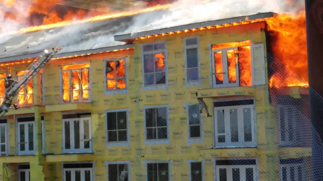 Impressionante resgate em um edifício em chamas