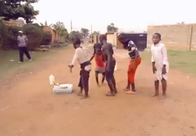 Garotos ugandenses dançando como se não houvesse ninguém olhando