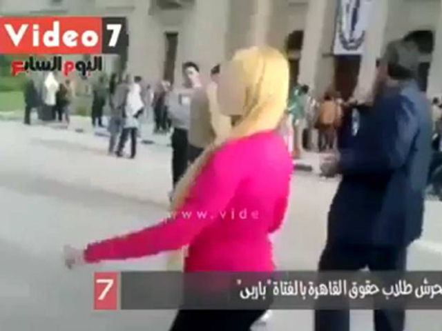 O que sente uma mulher ao usar uma calça apertada em uma universidade do Egito?