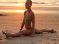 Uma sessão de ioga relaxante e sensual ao pôr do sol