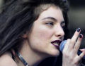 Lorde mostra seu rosto não fotochopado para lembrar que todos temos falhas