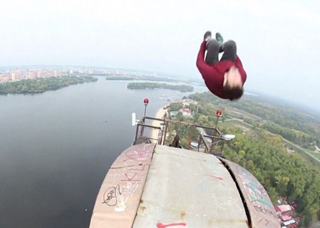 Maluco britãnico dá um salto mortal no topo de uma ponte de 115 metros