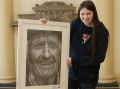 Garota de 16 anos vence concurso nacional de arte com um desenho a lápis hiperrealista