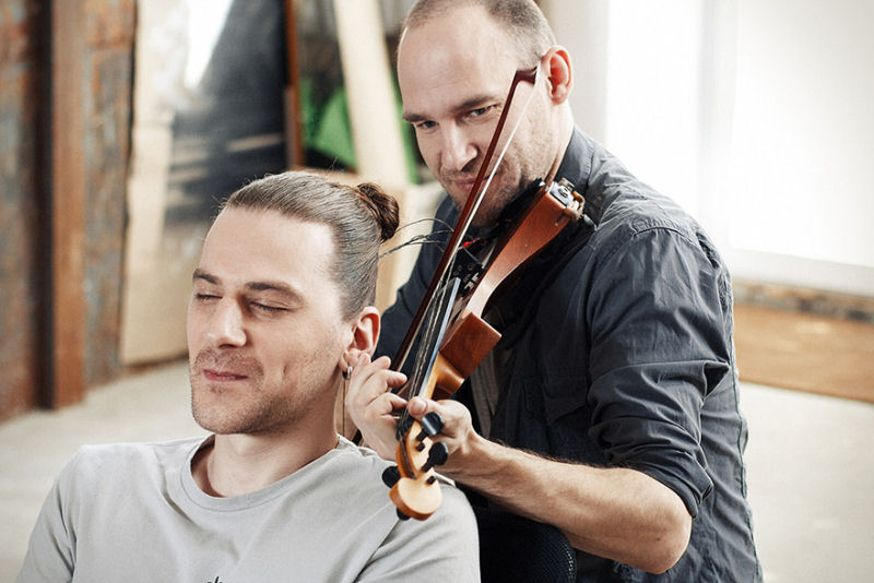 Músico toca violino com cordas feitas de cabelo humano