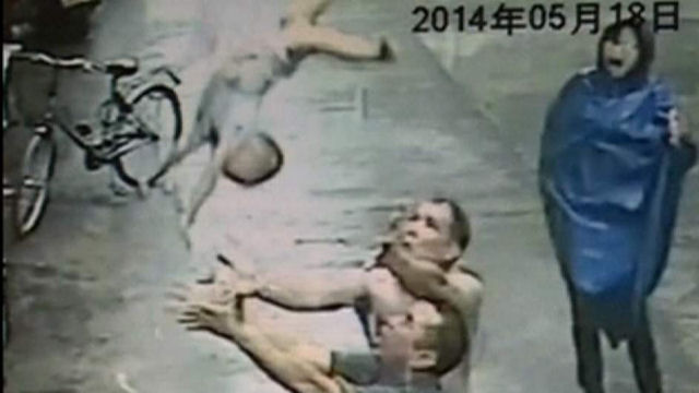 Homem salva bebê que caiu da janela do segundo andar na China