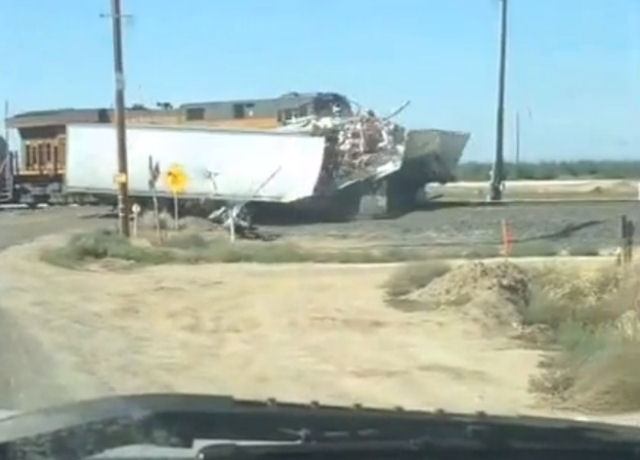 Trem estraçalha caminhão na Califórnia
