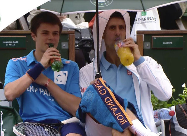 Estrela do tênis Novak Djokovic convida o gandula para sentar e tomar uma bebida com ele