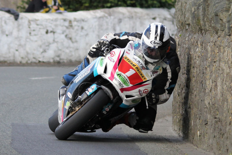 Conheça a Isle Of Man TT, a corrida de motos mais perigosa do