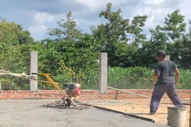 Trabalhadores da construo civil levando uma surra de uma polidora