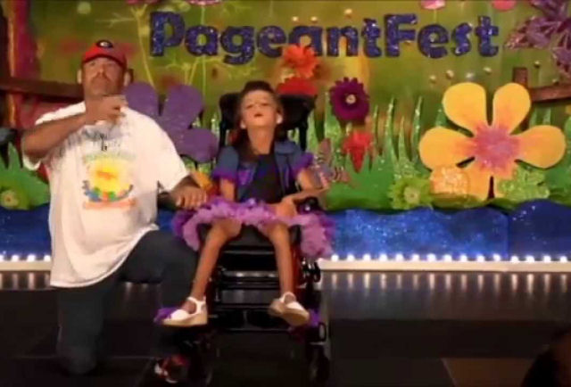 Pai dança com a filha deficiente em concurso