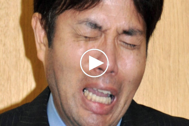Político japonês chora histericamente ao ser acusado de abusar do dinheiro público
