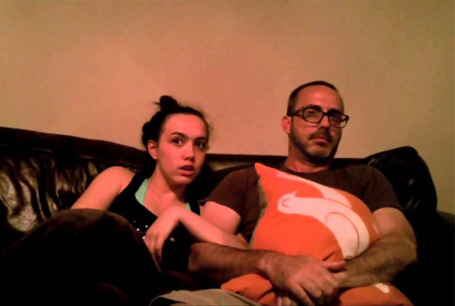 Pai e filha assistindo um filme de terror é a coisa mais engraçada que você verá hoje
