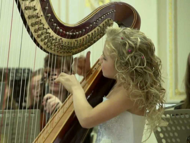 Uma menina tocando harpa na Rússia e outros vídeos musicais
