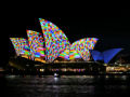 Acendendo as Velas do Opera House de Sydney em um show de luzes psicodélicas