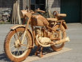 Carpinteiro russo criou uma réplica perfeita de moto soviética de madeira