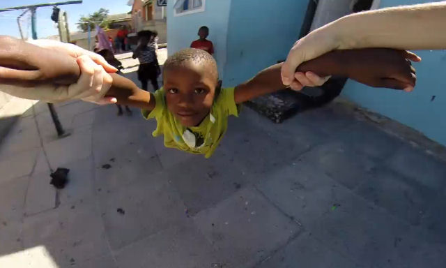 Vídeo de voluntários de um orfanato Sul Africano vai fazer você sorrir