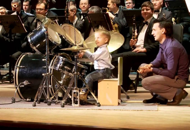 Garotinho de 3 anos toca bateria com Orquestra Filarmônica