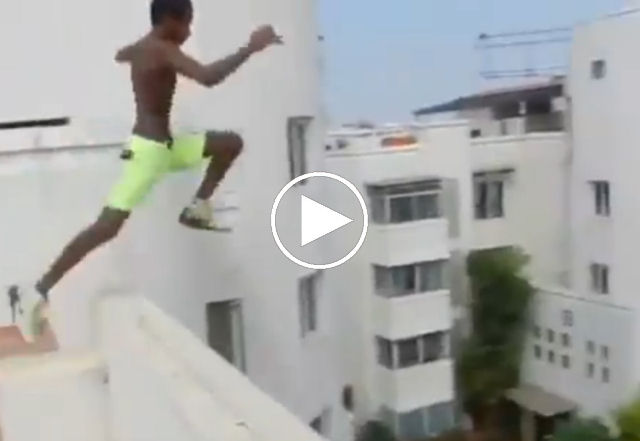 Jovem louco pula do telhado de um edifício em uma piscina 