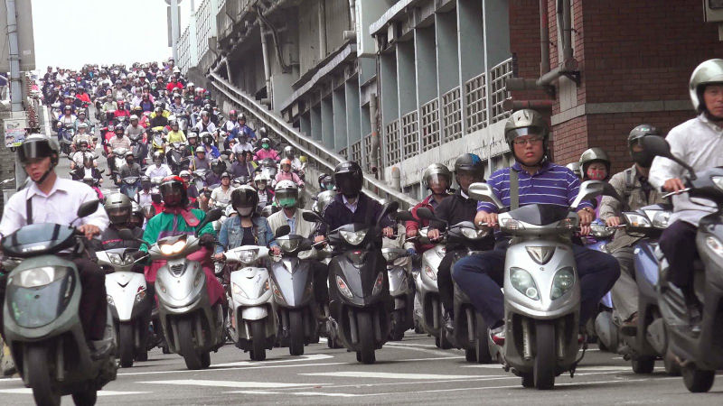 Impressionante maré de milhares de scooters na Ponte Taipei de Taiwan