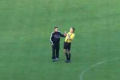 Um árbitro apresenta-se bêbado numa partida de futebol