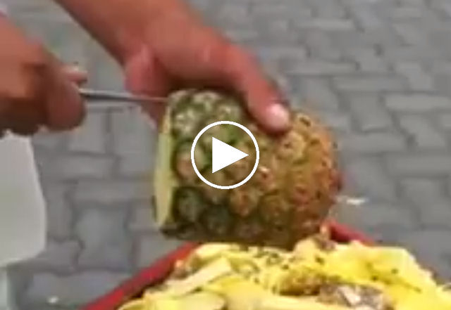 Filipino descasca um abacaxi like a boss