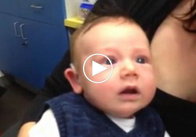 O emocionante momento em que um bebê de 7 semanas ouve pela primeira vez