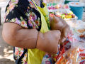 Conheça Duangjay Samaksamam, a mulher que tem os maiores braços do mundo
