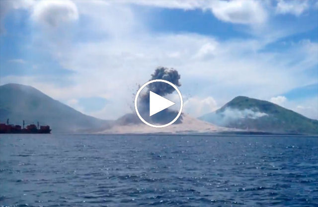 Um turista grava o momento em que um vulcão entra em erupção em Papua-Nova Guiné