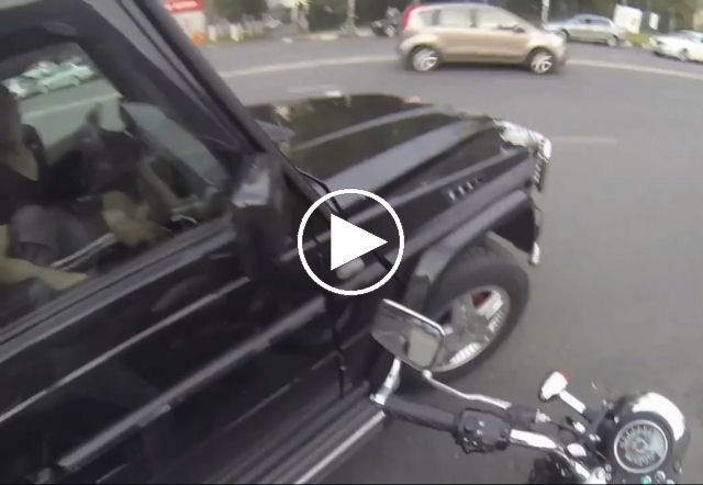 A vingança da vigilante motociclista contra motoristas que jogam lixo nas ruas