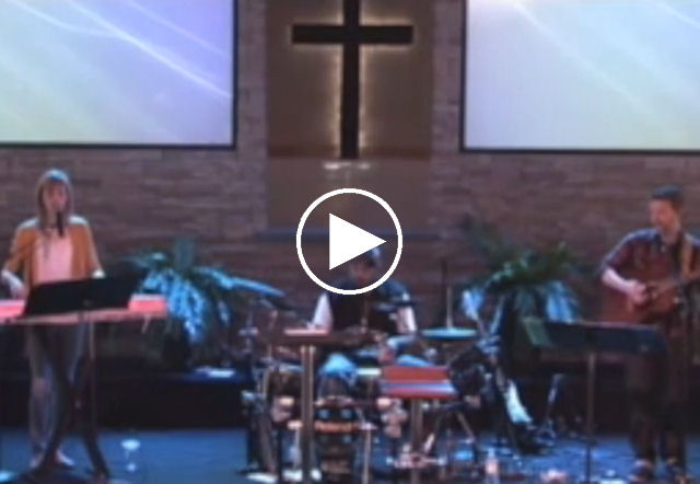 Pobre cantora de igreja é hilariamente dominada por baterista sem noção
