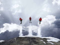 Alpinistas aventureiros escalam os Alpes para fazer uma incrível sessão de fotos